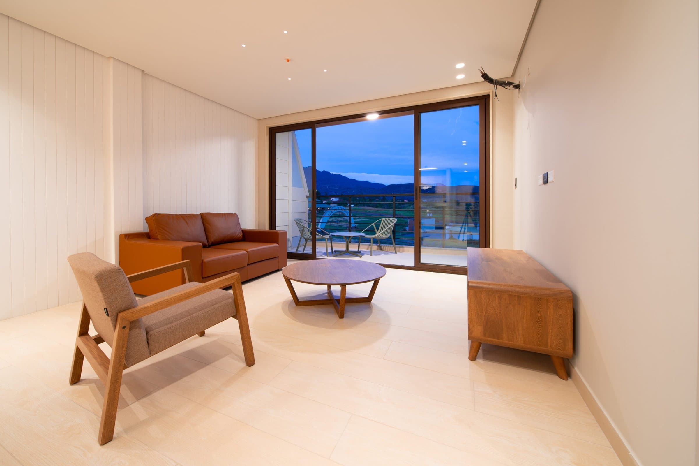 Furnished living room with balcony and mountain view in a Pinoalto condo-suite
